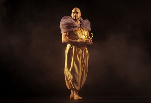 Aladin, De Jean-Philippe Daguerre et Igor De Chaille, Mise en scène Jean-Philippe Daguerre, Avec Jonathan Pinto-Rocha (Le génie), Décors Farru, Musique Olivier Daguerre, Costumes Corinne Rossi, Chorégraphie Mariejo Buffon, Combats Christophe Mie, Théâtre des Variétés (Paris), 30 septembre 2011, © Fabienne Rappeneau