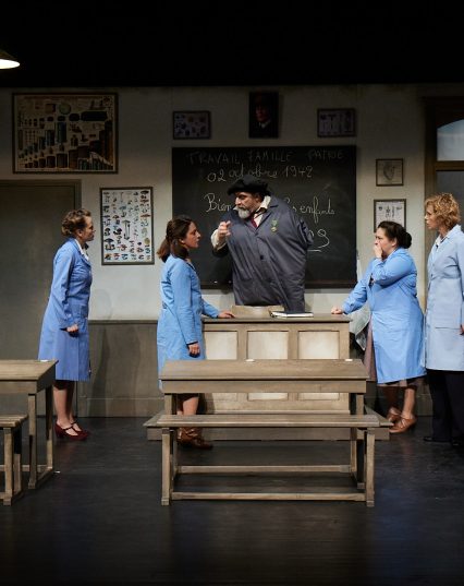 Bienvenue les enfants 118 Instits et gardien sur estrade - A.GUERRERO