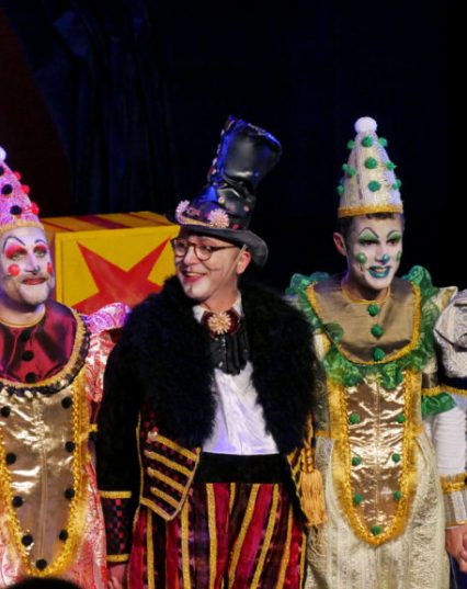 Jongleurs-et-Monsieur-Victor-Les-Caramels-Fous-le-cirque-plein-d-airs-spectacle-photo-scène-salut-usofparis-blog-paris-1038x576