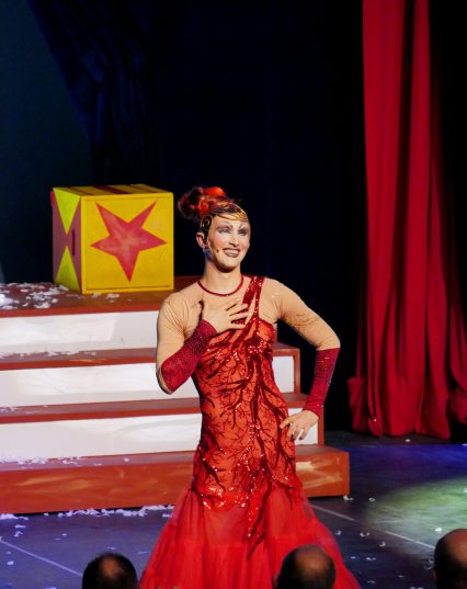 Vincent-Baillet-Hanna-les-caramels-fous-cirque-plein-d-airs-spectacle-photo-scène-salut-usofparis-blog-paris-